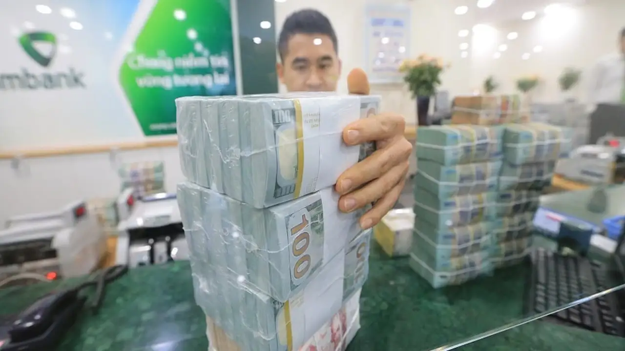 سعر الدولار الأمريكي يتصاعد مع اليورو والجنيه الإسترليني اليوم.